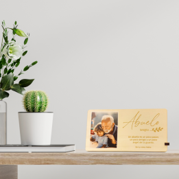 Cuadro rectangular de madera con impresión y grabado de tus fotos especiales.