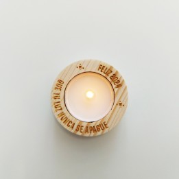 Vela y portavela personalizado de madera para tus invitados
